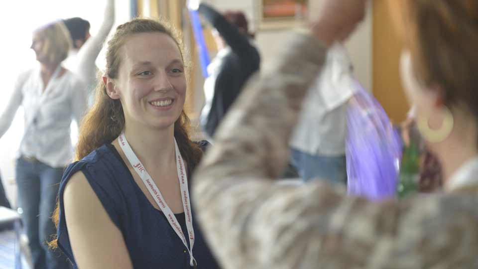 Die Tanzpädagogin Ronja White demonstriert in einem Workshop, wie Tanzen Menschen mit Demenz unterstützen kann.